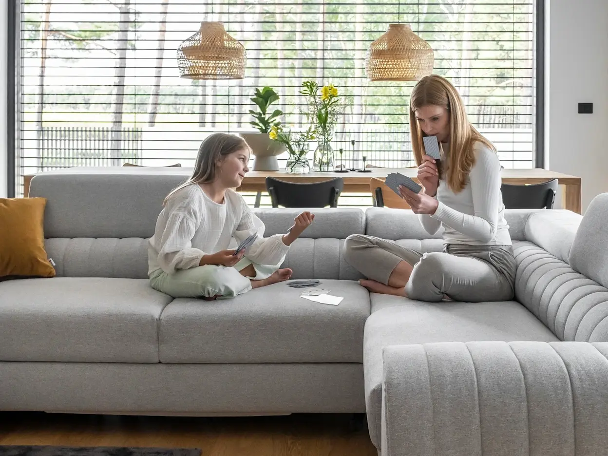 Jasny narożnik Louis w Borneo 04 jako centrum rodzinnej codzienności — komfortowe miejsce do rozmów, zabawy i odpoczynku w przytulnym wnętrzu.