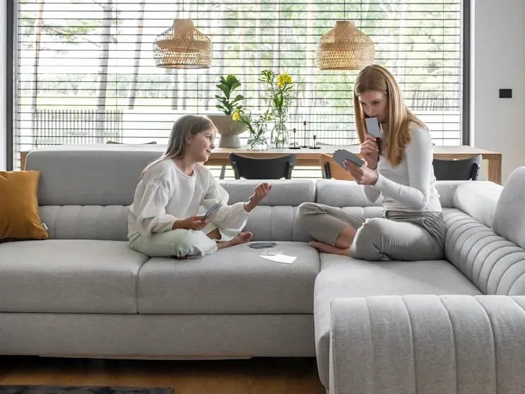 Jasny narożnik Louis w Borneo 04 jako centrum rodzinnej codzienności — komfortowe miejsce do rozmów, zabawy i odpoczynku w przytulnym wnętrzu.