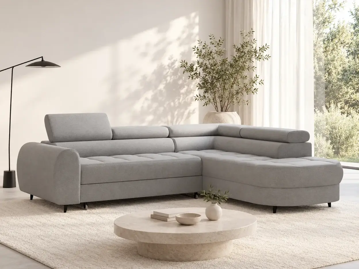 Jasnoszary narożnik Vesteria Nube 03 w minimalistycznym salonie z prostymi formami, jasnym drewnem i oszczędnymi, naturalnymi dodatkami.