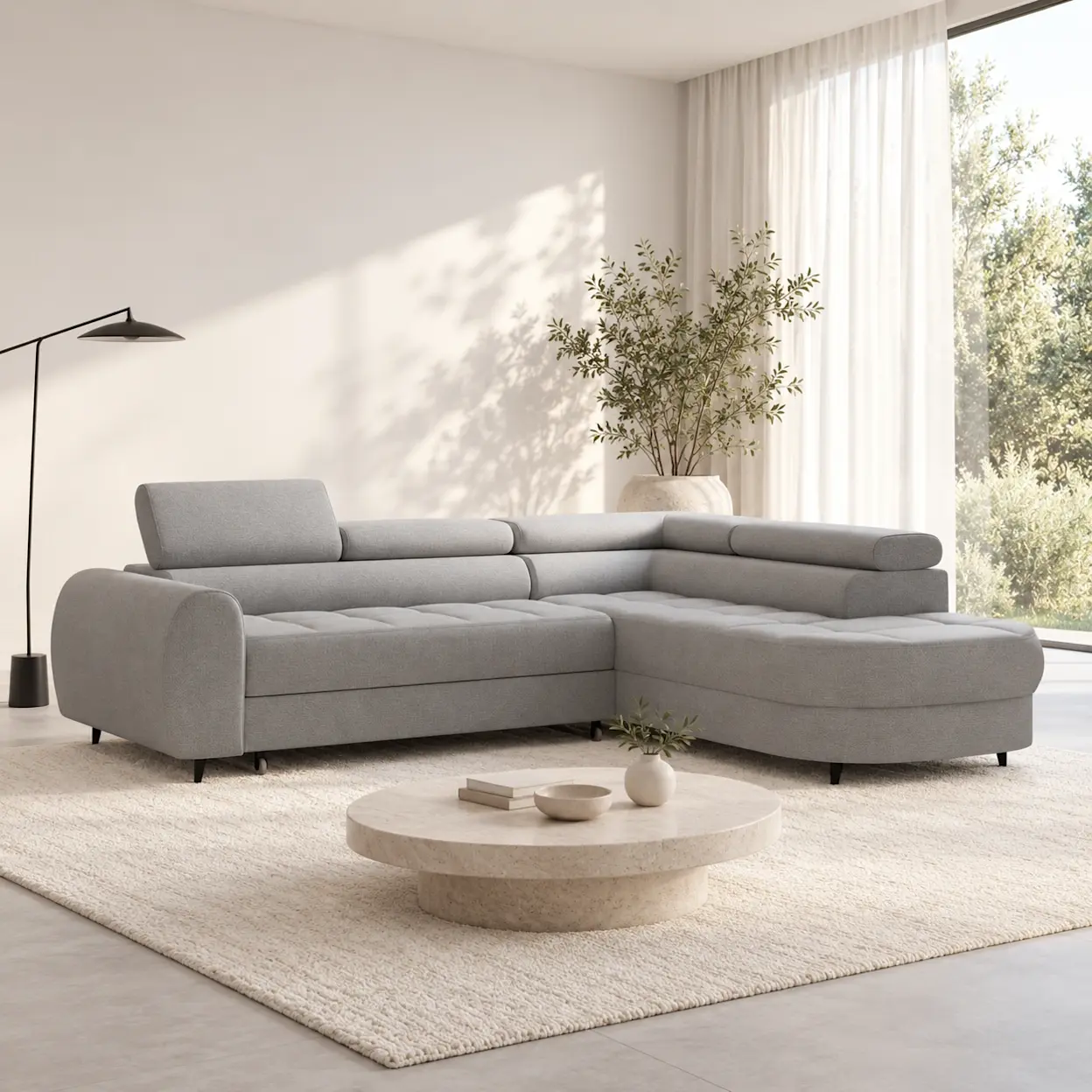 Jasnoszary narożnik Vesteria Nube 03 w minimalistycznym salonie z prostymi formami, jasnym drewnem i oszczędnymi, naturalnymi dodatkami.