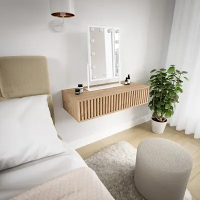 Aranżacja sypialni z łóżkiem Mist w tkaninie Nube 20 oraz stojącym lustrem Flamnate z oświetleniem. Obok wisi drewniana szafka z lamelowym frontem, a całość dopełnia kinkiet Vespillo i roślina przy oknie.