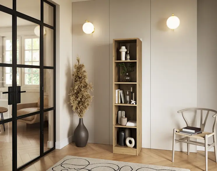 Wąski regał Figgi w dekorze dębu z półkami na książki i dekoracje, ustawiony przy jasnej ścianie w eleganckim wnętrzu.