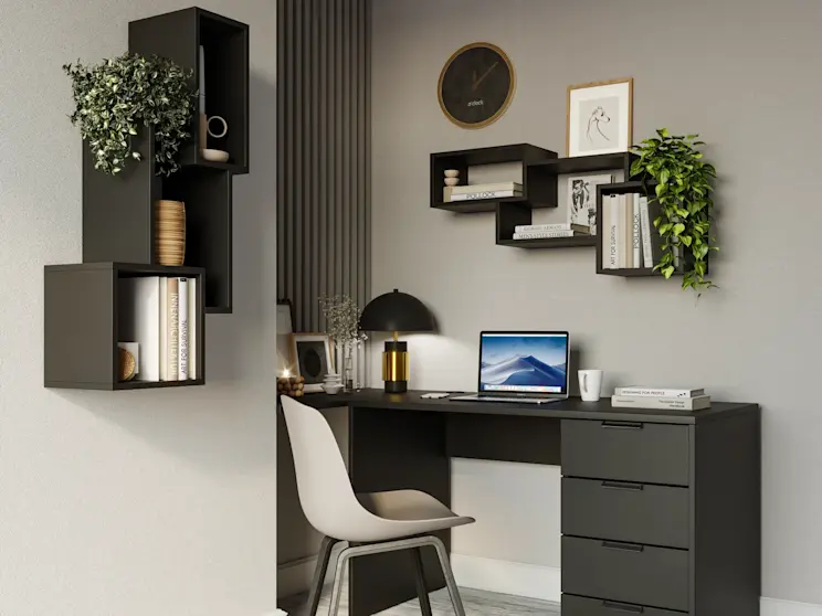 Półka ścienna Allity w aranżacji home office. Czarne moduły, rośliny i książki tworzą funkcjonalne biuro w domu.