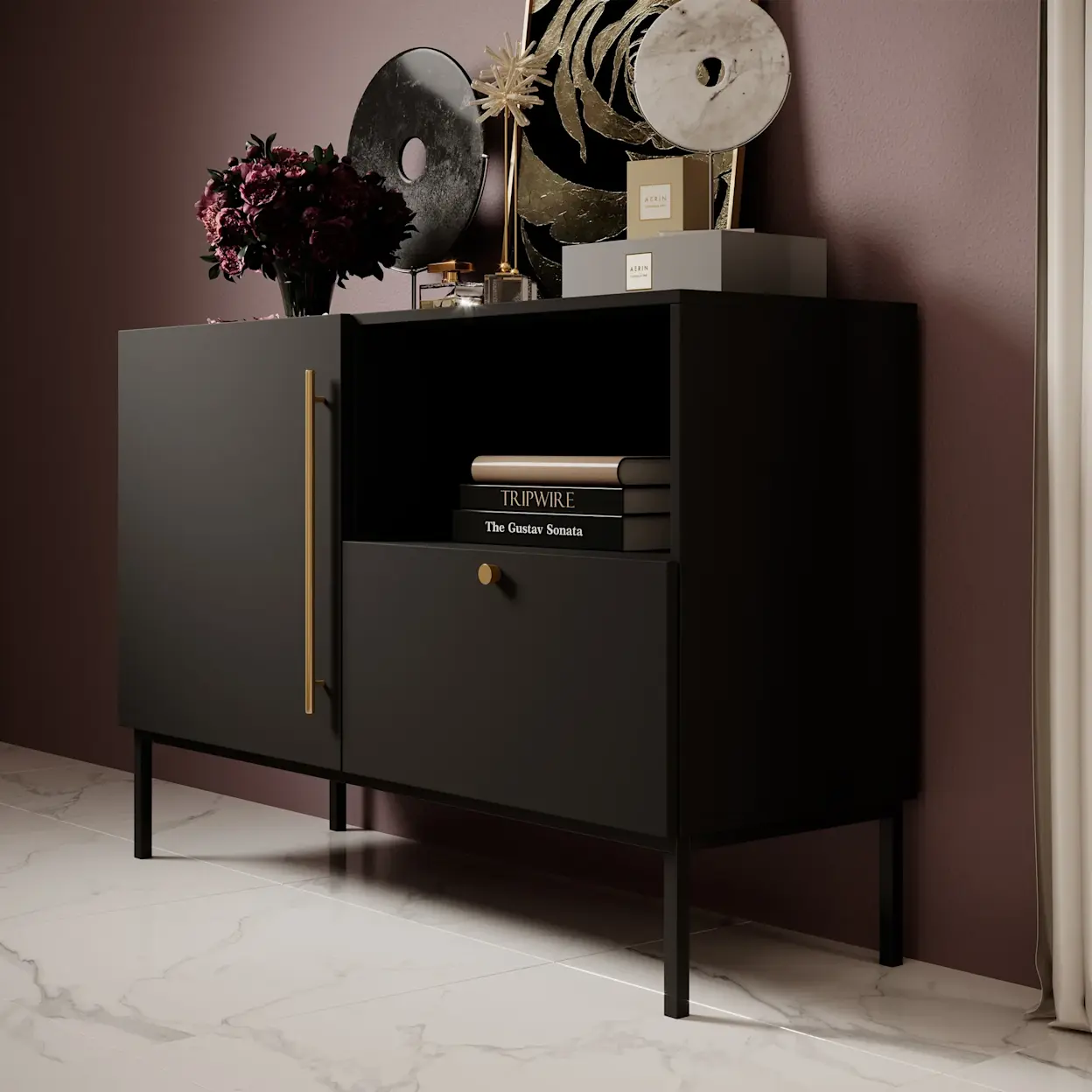 Czarna komoda Lanzzi z długim złotym uchwytem i dekoracjami na blacie, ustawiona w eleganckim wnętrzu z marmurową podłogą i różową ścianą.