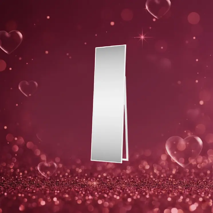 Lustro stojące Verona w białej ramie na walentynkowym tle. Nowoczesny kształt i stabilna konstrukcja sprawiają, że świetnie pasuje do sypialni, garderoby lub przedpokoju. Idealne lustro do wnętrz jasnych.