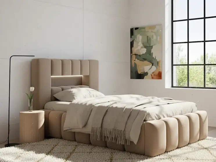 Beżowe łóżko Lamica 90x200 w tkaninie Nube 20 z dekoracyjnym, tapicerowanym zagłówkiem w nowoczesnej sypialni z jasnym dywanem i minimalistycznymi dodatkami.