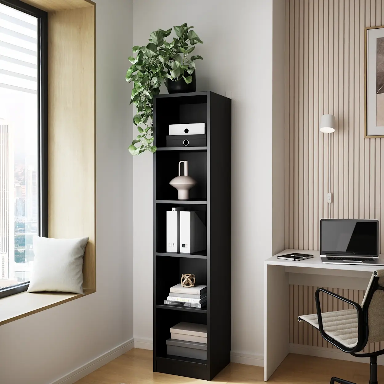 Domowe biuro z czarnym regałem Craft w formie wąskiego słupka, ustawionym w narożniku obok biurka Nevy; na półkach dekoracje, segregatory i książki, a u góry roślina zwisająca.