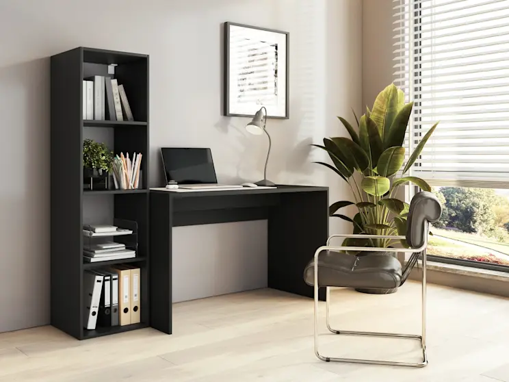Czarny regał Figgi z półkami na książki i dokumenty oraz biurko Nevy tworzą funkcjonalny kącik do pracy w jasnym wnętrzu.