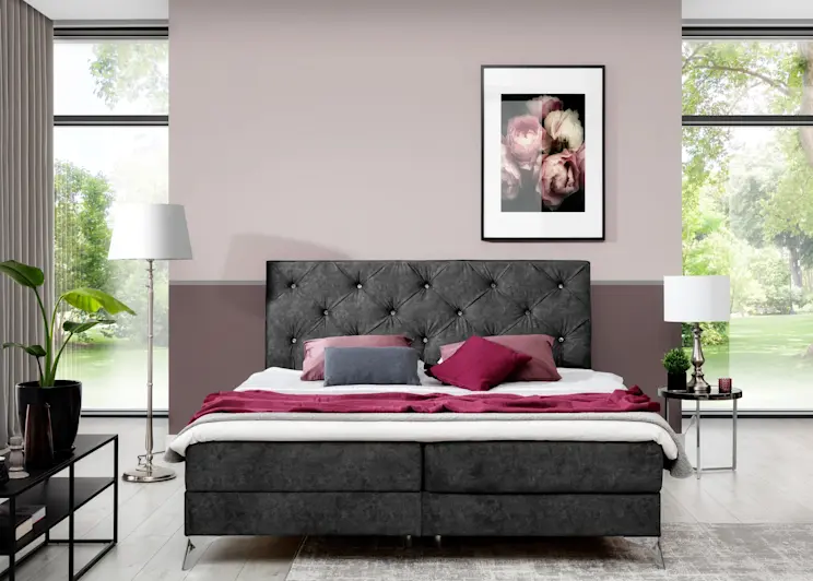 Łóżko Adel 140x200 w tkaninie Dora 95 z pikowanym wezgłowiem, ustawione w jasnej sypialni z dekoracjami w odcieniach różu i szarości.
