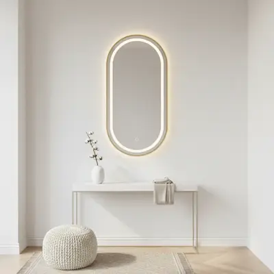 Owalne lustro Micedi L z podświetleniem LED zamontowane nad wąską konsolą w jasnym przedpokoju, tworzące elegancką i funkcjonalną strefę wejściową z nowoczesnym oświetleniem ściennym.