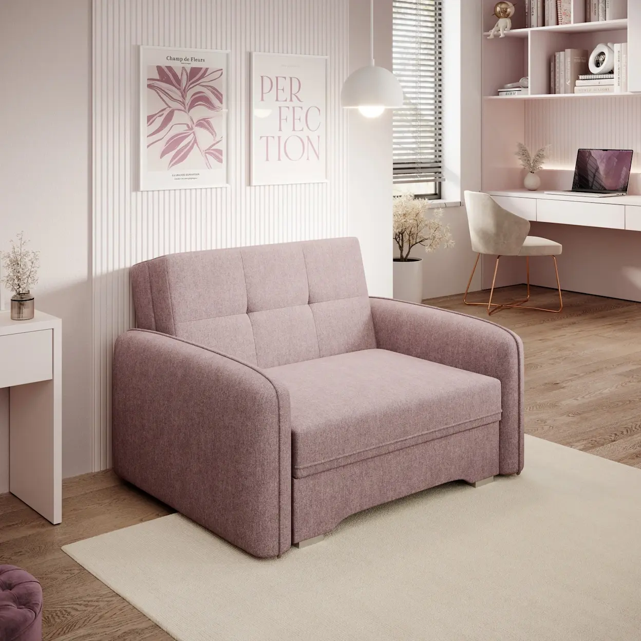 Kanapa Laine Poco 101 w jasnoróżowej tkaninie w aranżacji małego pokoju nastolatka. Sofa z zaokrąglonymi bokami stoi na jasnym dywanie, a w tle widać biurko z półkami i laptopem oraz plakaty na ścianie.