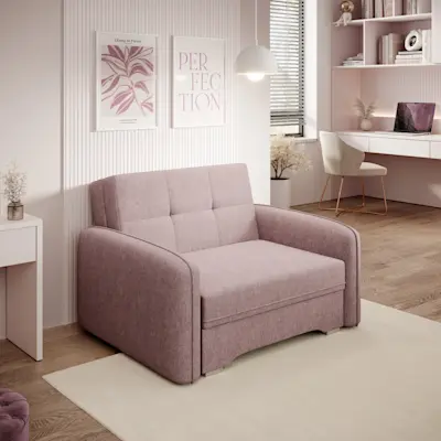 Kanapa Laine Poco 101 w jasnoróżowej tkaninie w aranżacji małego pokoju nastolatka. Sofa z zaokrąglonymi bokami stoi na jasnym dywanie, a w tle widać biurko z półkami i laptopem oraz plakaty na ścianie.