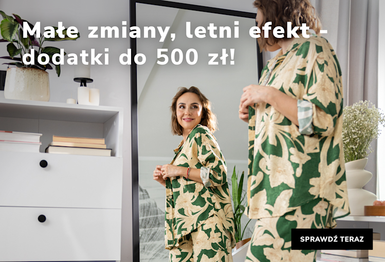 Małe zmiany, letni efekt – kobieta w lustrze w letnim stroju, dodatki do 500 zł w przytulnym wnętrzu z roślinami.