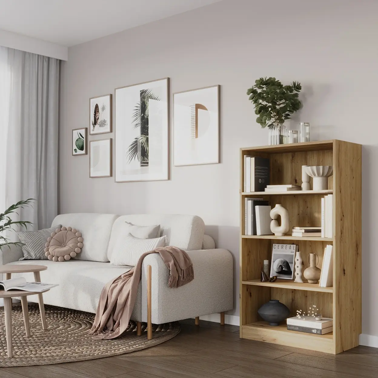 Aranżacja salonu: regał Pocett w ciepłym odcieniu drewna ustawiony obok jasnej kanapy Arcadova Jaffray 01. Na półkach książki, ceramika i dodatki, na górze roślina w wazonie, całość w spokojnej, rodzinnej stylistyce.