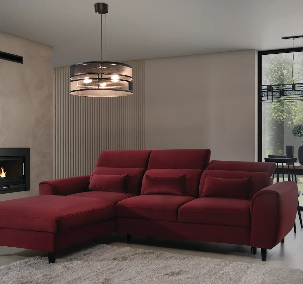 Bordowy narożnik Noble z funkcją relaksu i elegancka lampa wisząca Orabela w nowoczesnym salonie z kominkiem i dużym oknem.