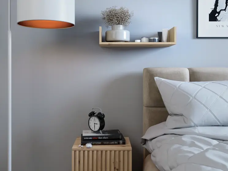 Sypialnia z łóżkiem Mist Nube 20, szafką Entsian oraz półką Vissta, uzupełniona lampą Vespillo dla delikatnego, nastrojowego oświetlenia.