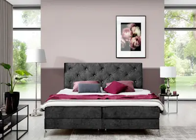 Nowoczesna sypialnia z łóżkiem Adel 140x200 Dora 95, ozdobiona poduszkami w różowych tonach i otoczona naturalnym światłem z panoramicznych okien.