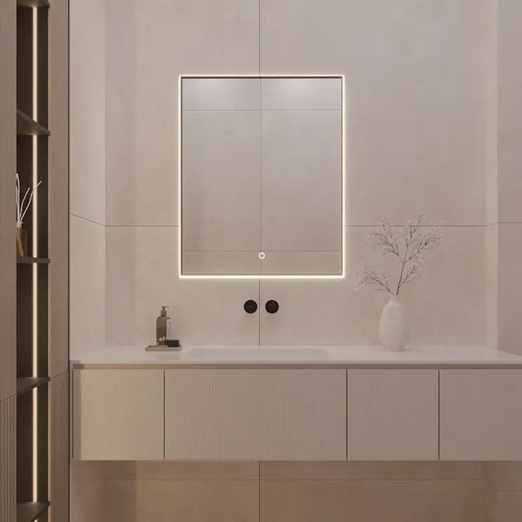 Prostokątne lustro Vixisse z podświetleniem LED zamontowane nad długą szafką i umywalką w minimalistycznej łazience. Jasne, beżowe płytki, czarna armatura oraz delikatne dekoracje tworzą spokojną, elegancką aranżację.