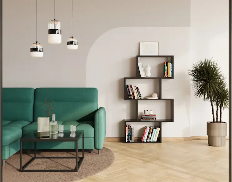 Czarny regał Egurro o asymetrycznej formie, z książkami i dekoracjami, w salonie obok zielonej kanapy i stolika kawowego.