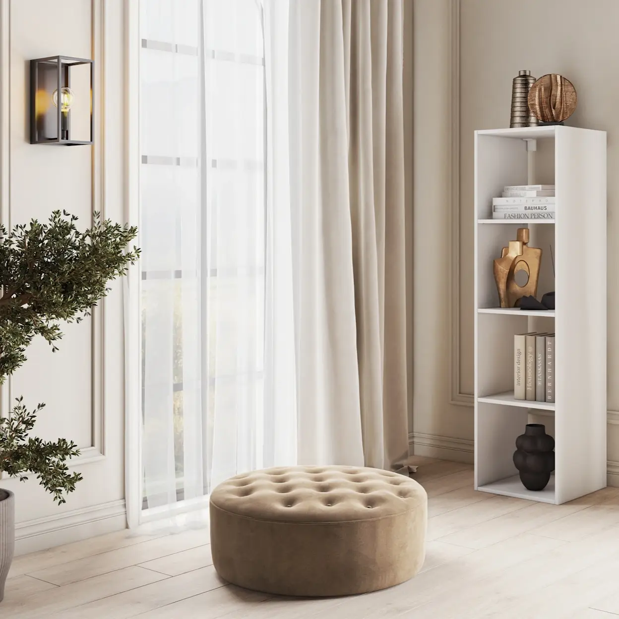 Jasne wnętrze z białym regałem Figgi, okrągłą pikowaną pufą Monty i kinkietem Furtim przy oknie z lekką firaną.