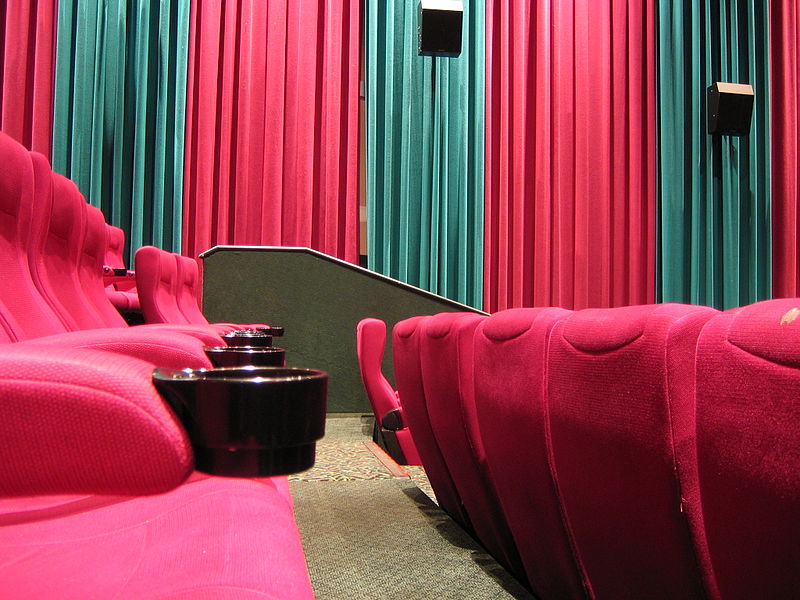 800px-MovieTheatre gobeirne