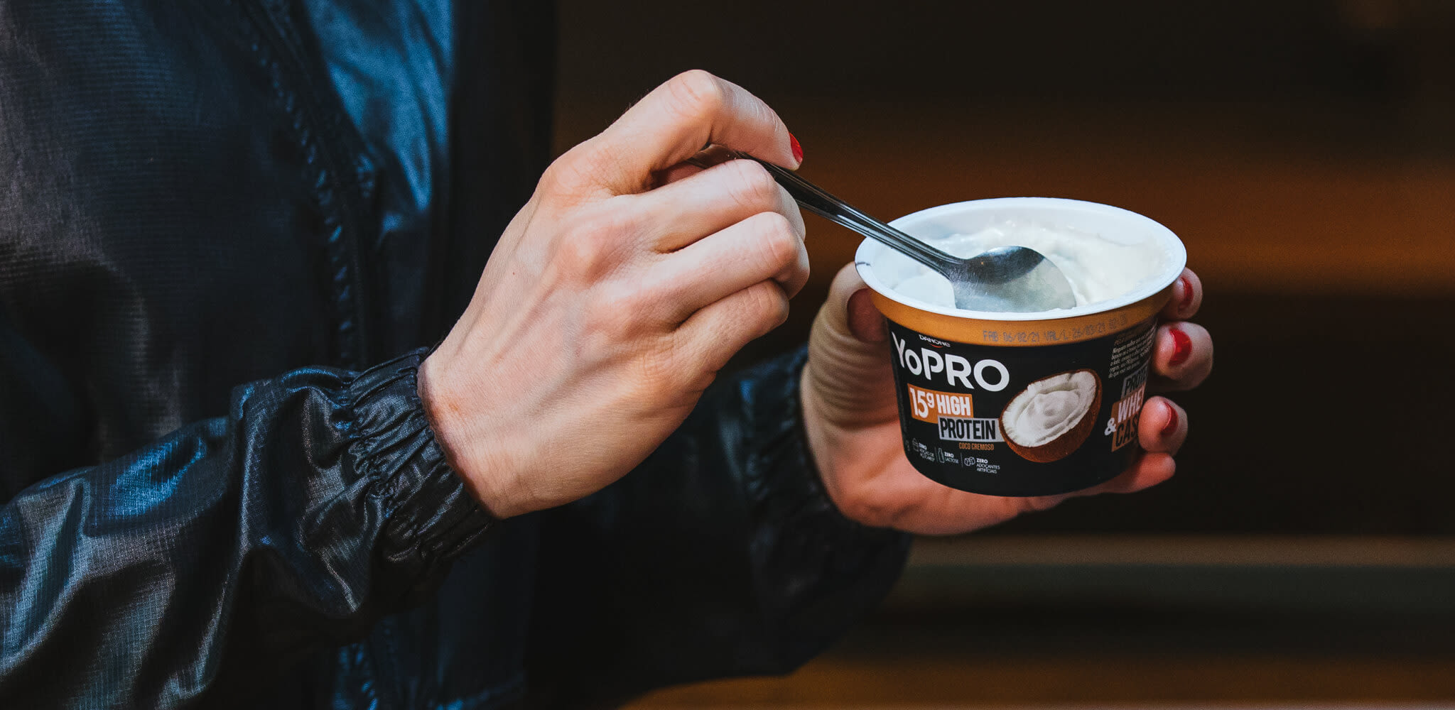 Pessoa tomando YoPRO colherável