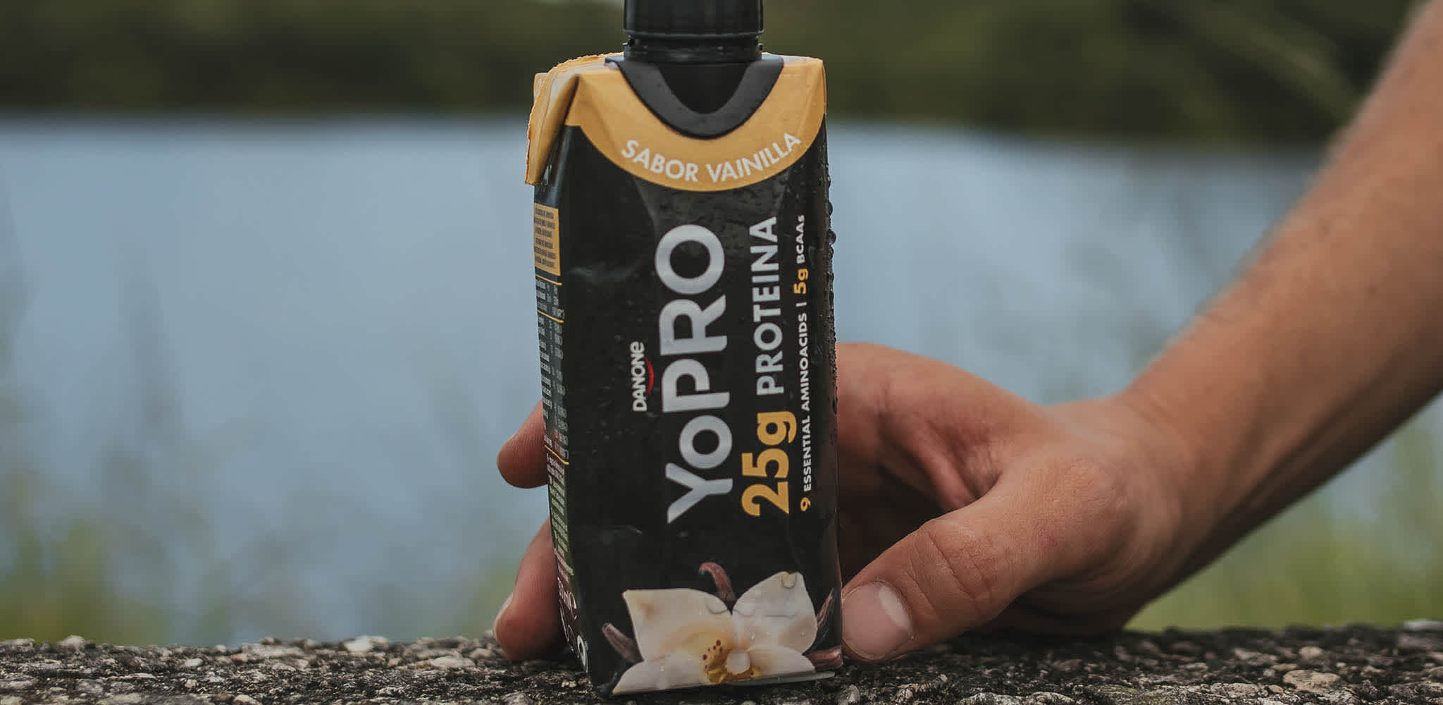 Bebida YoPRO em frente a uma paisagem