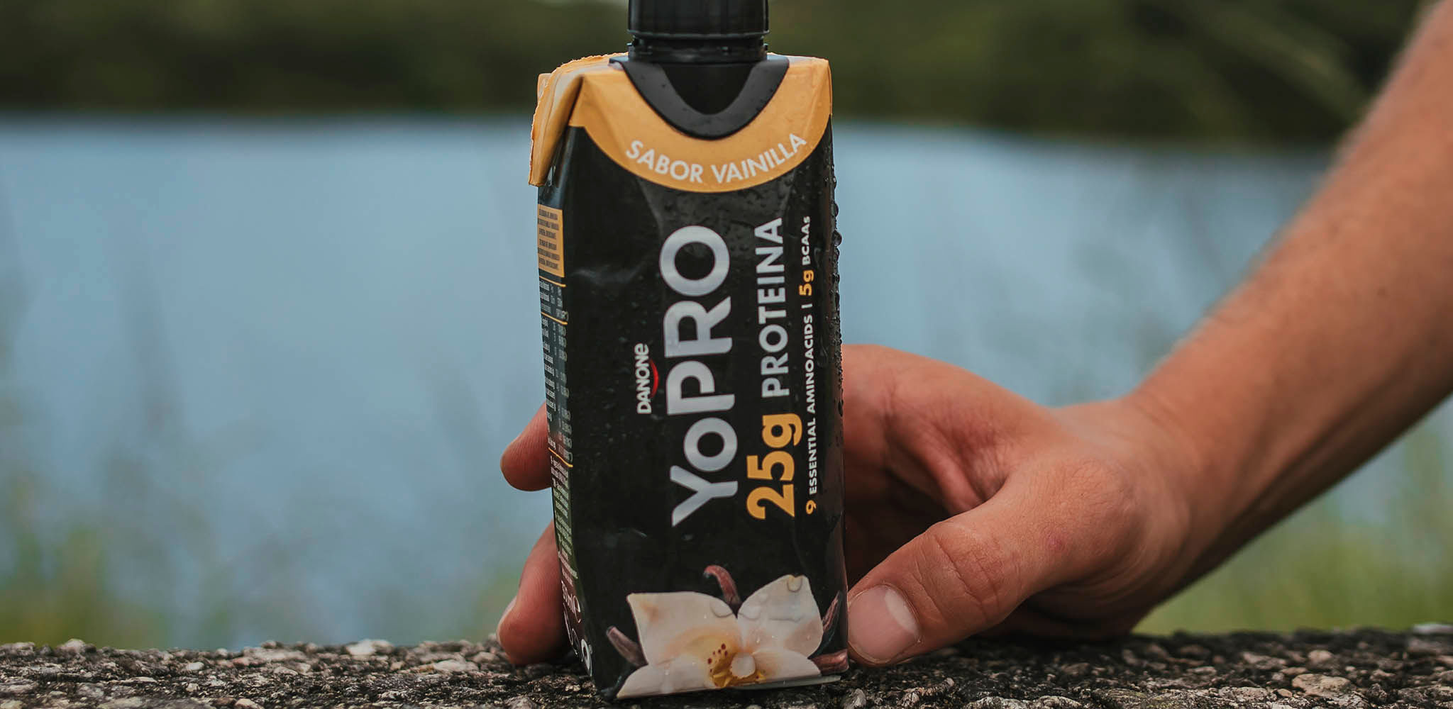 Bebida YoPRO em frente a uma paisagem