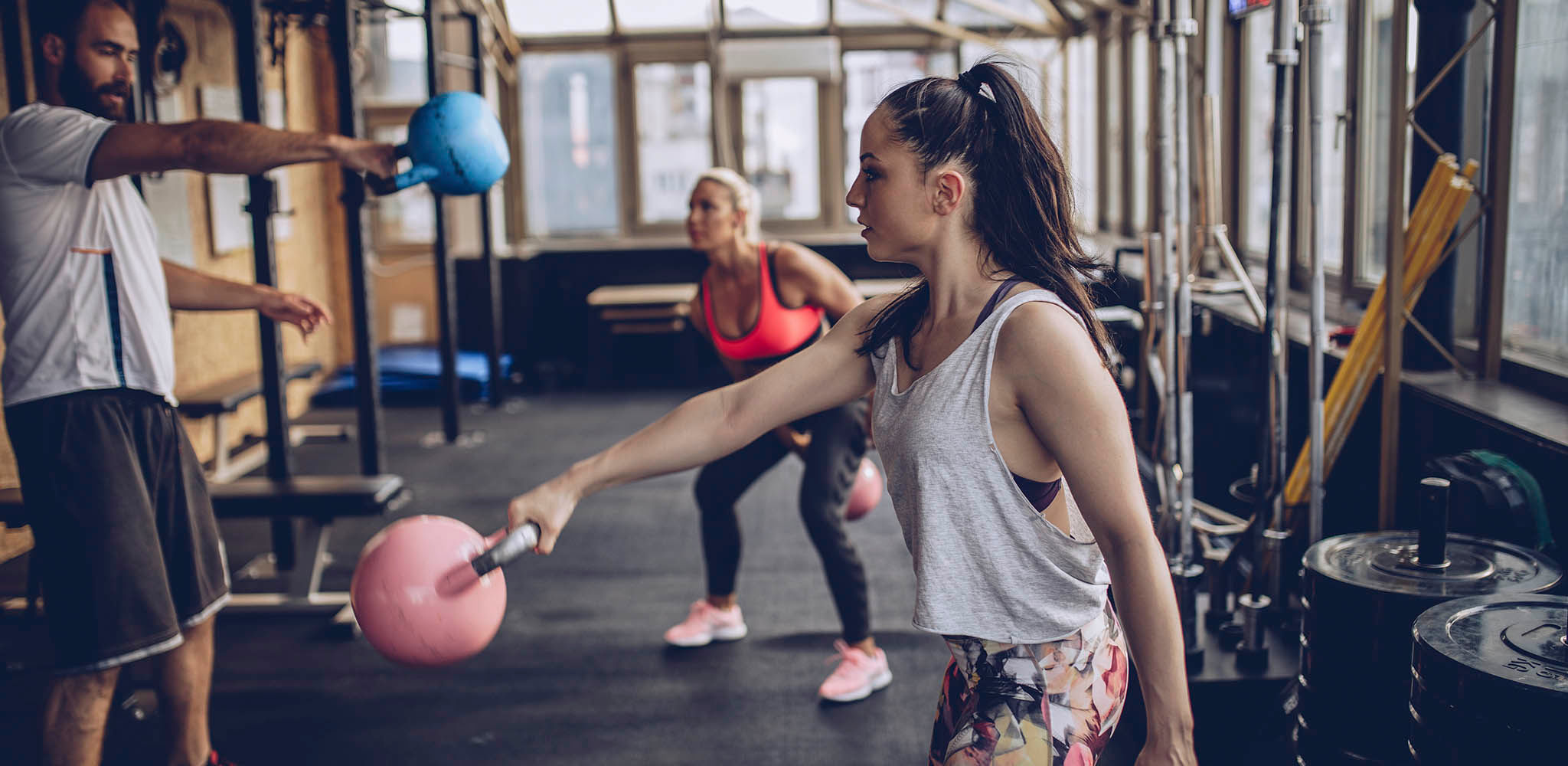 Alunos balançando peso em forma de bola