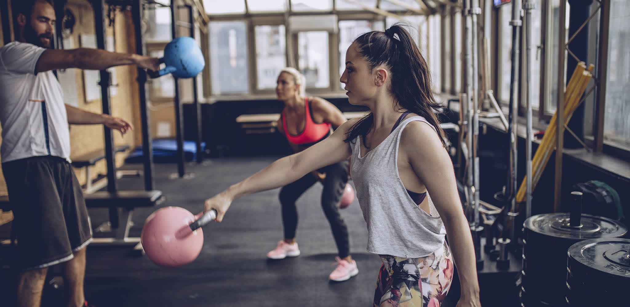 Alunos balançando peso em forma de bola