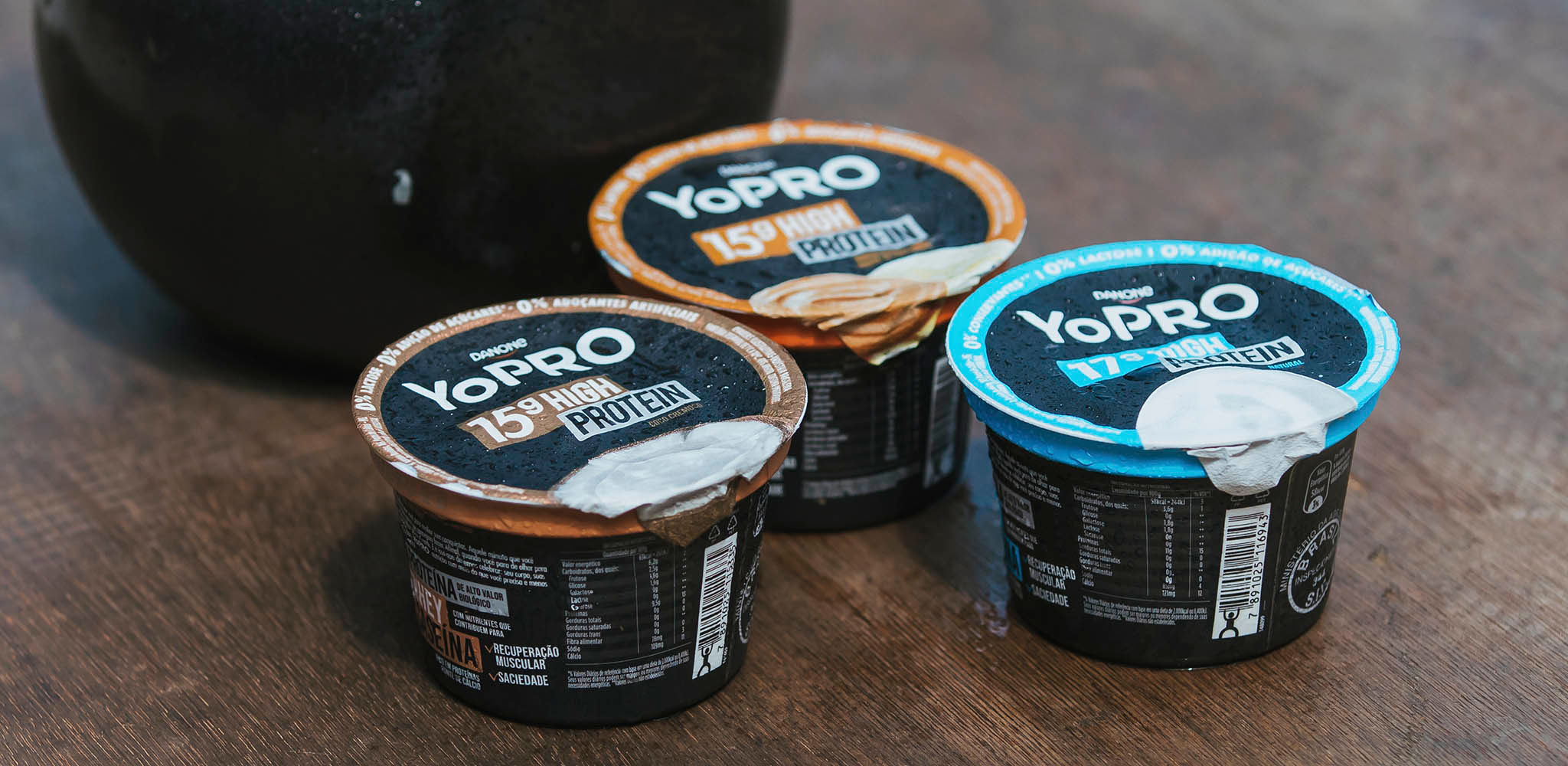 Três potes de YoPRO colherável