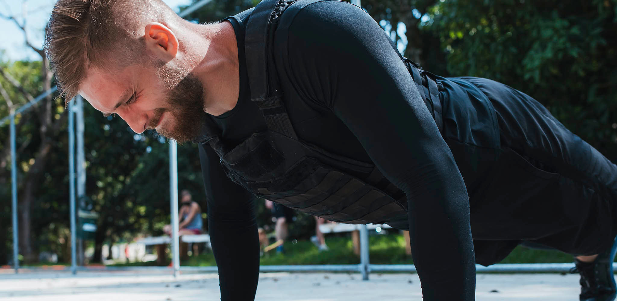 homem fazendo flexão