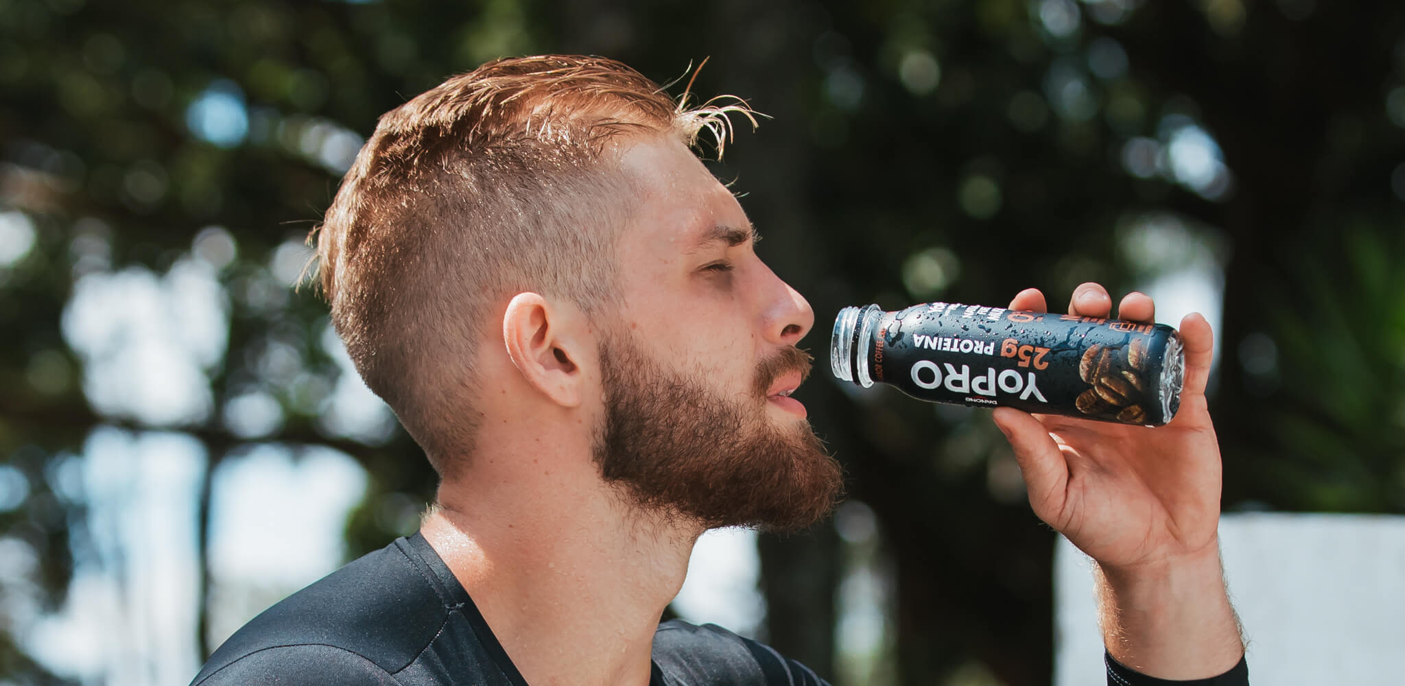 Homem bebendo YoPRO proteínas