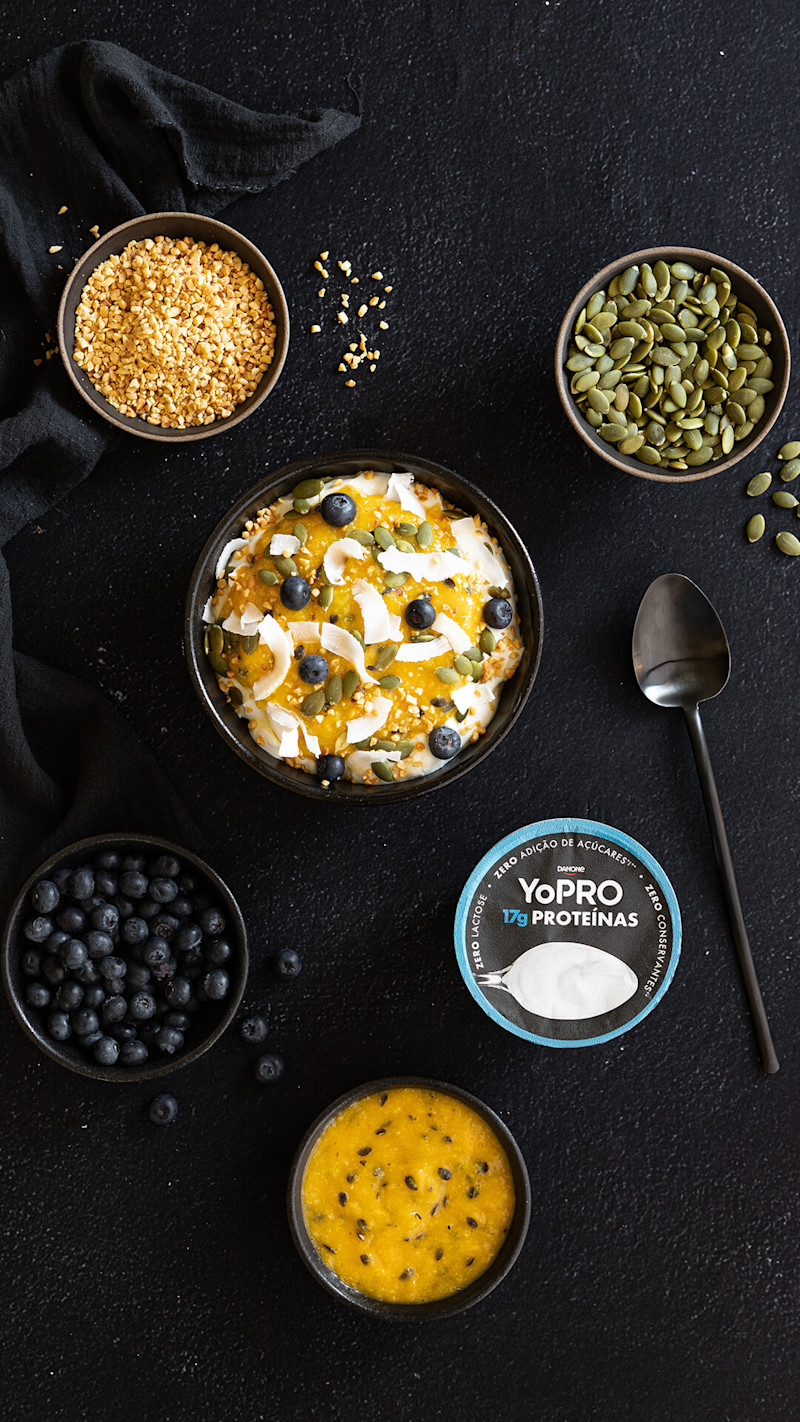 Confira essa receita de Bowl de Frutas Amarelas com YoPRO Iogurte Colherável sabor Natural pro seu café da manhã!