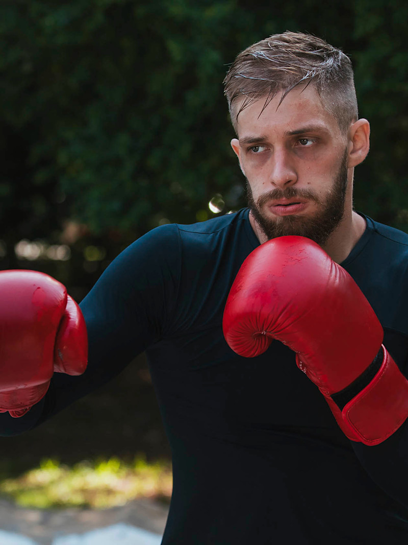 Homem treinando boxe