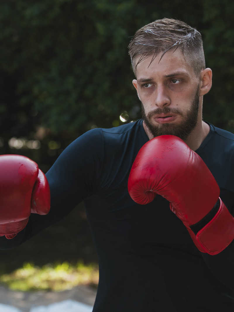 Homem treinando boxe