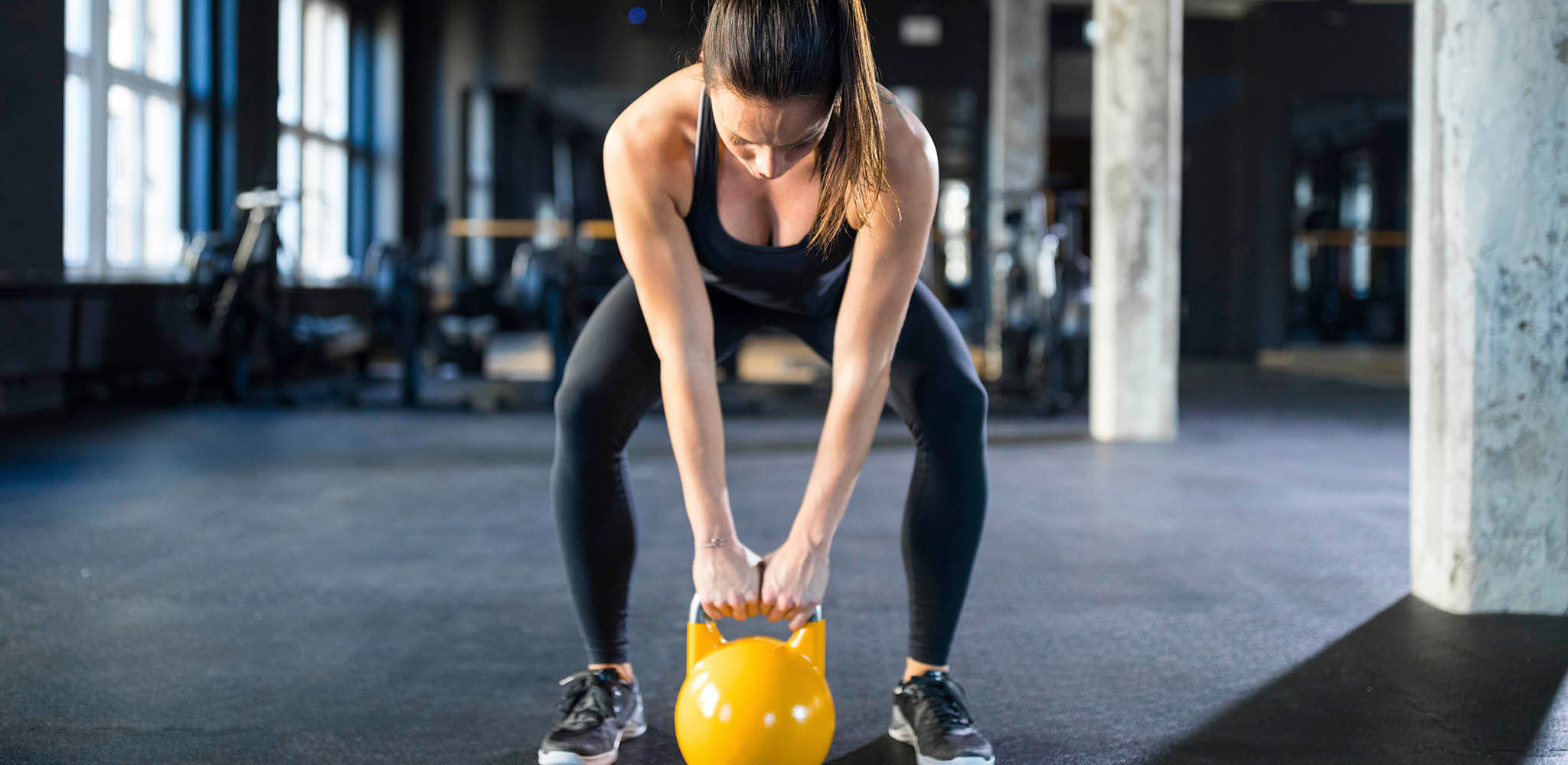 Mulher levantando Peso em forma de bola