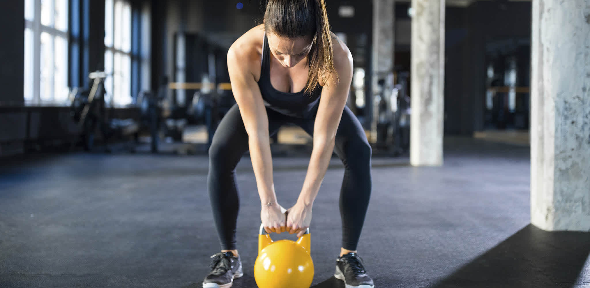 Mulher levantando Peso em forma de bola