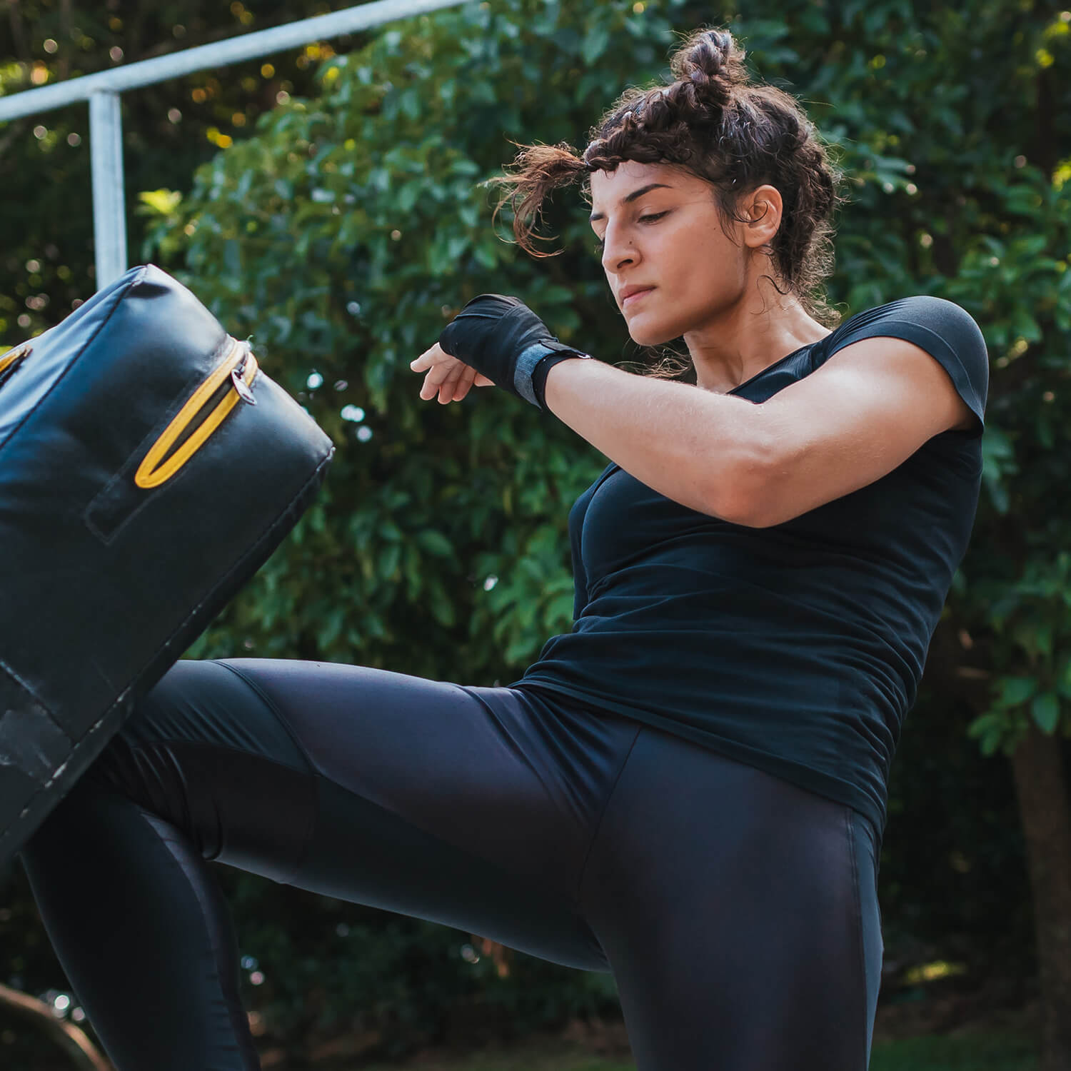 Mulher faz exercício físico ao ar livre.