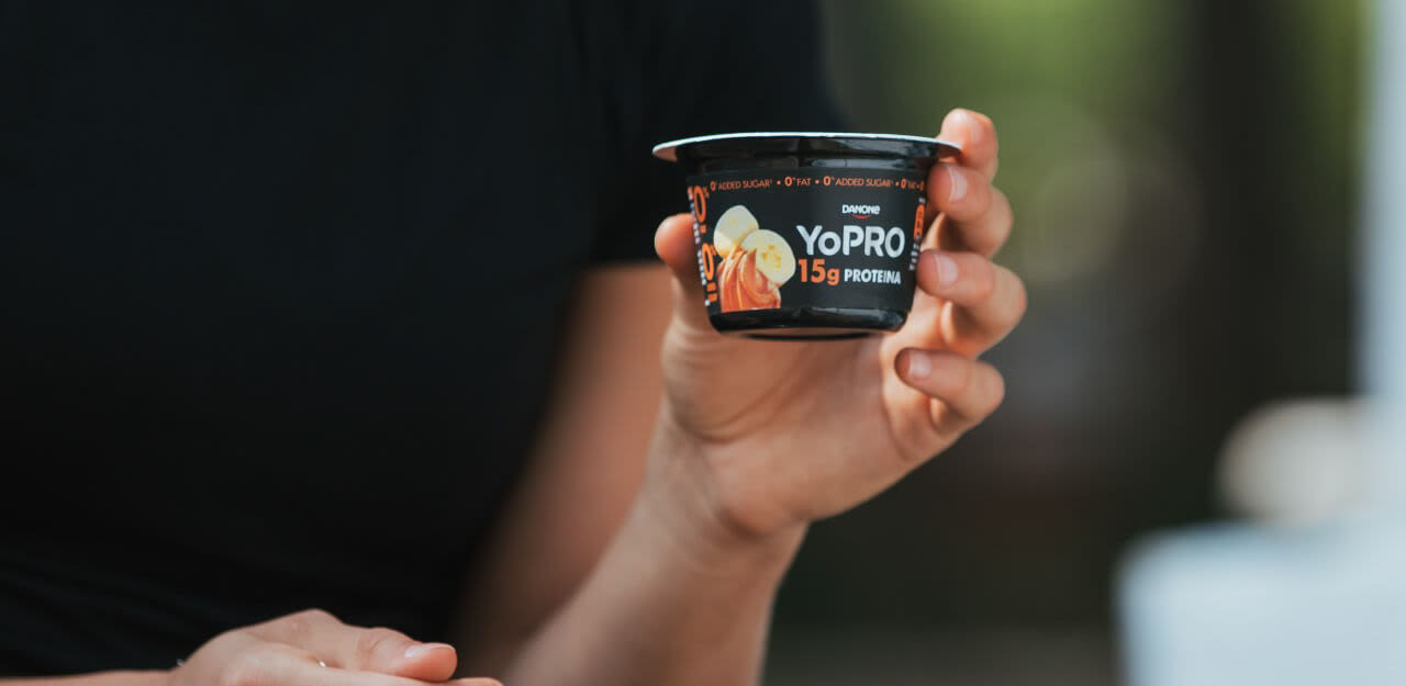 Alguém segurando um YoPRO colherável