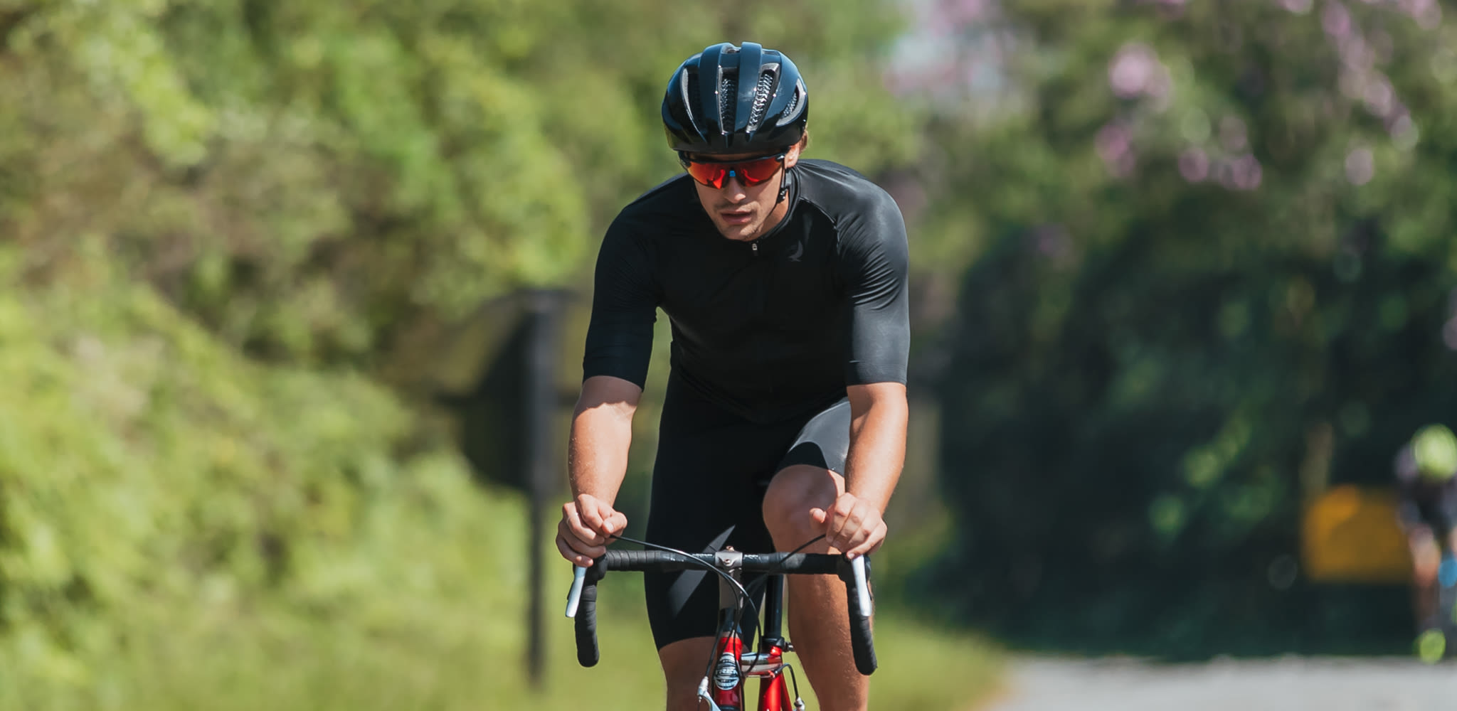 Homem pedalando na rodovia