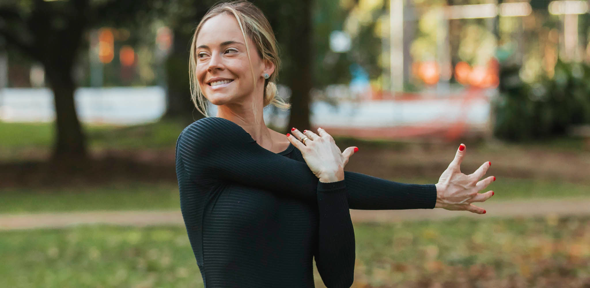 Mulher se alongando no parque