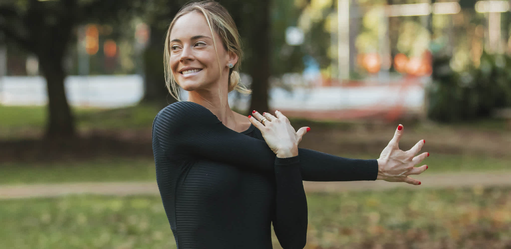 Mulher se alongando no parque