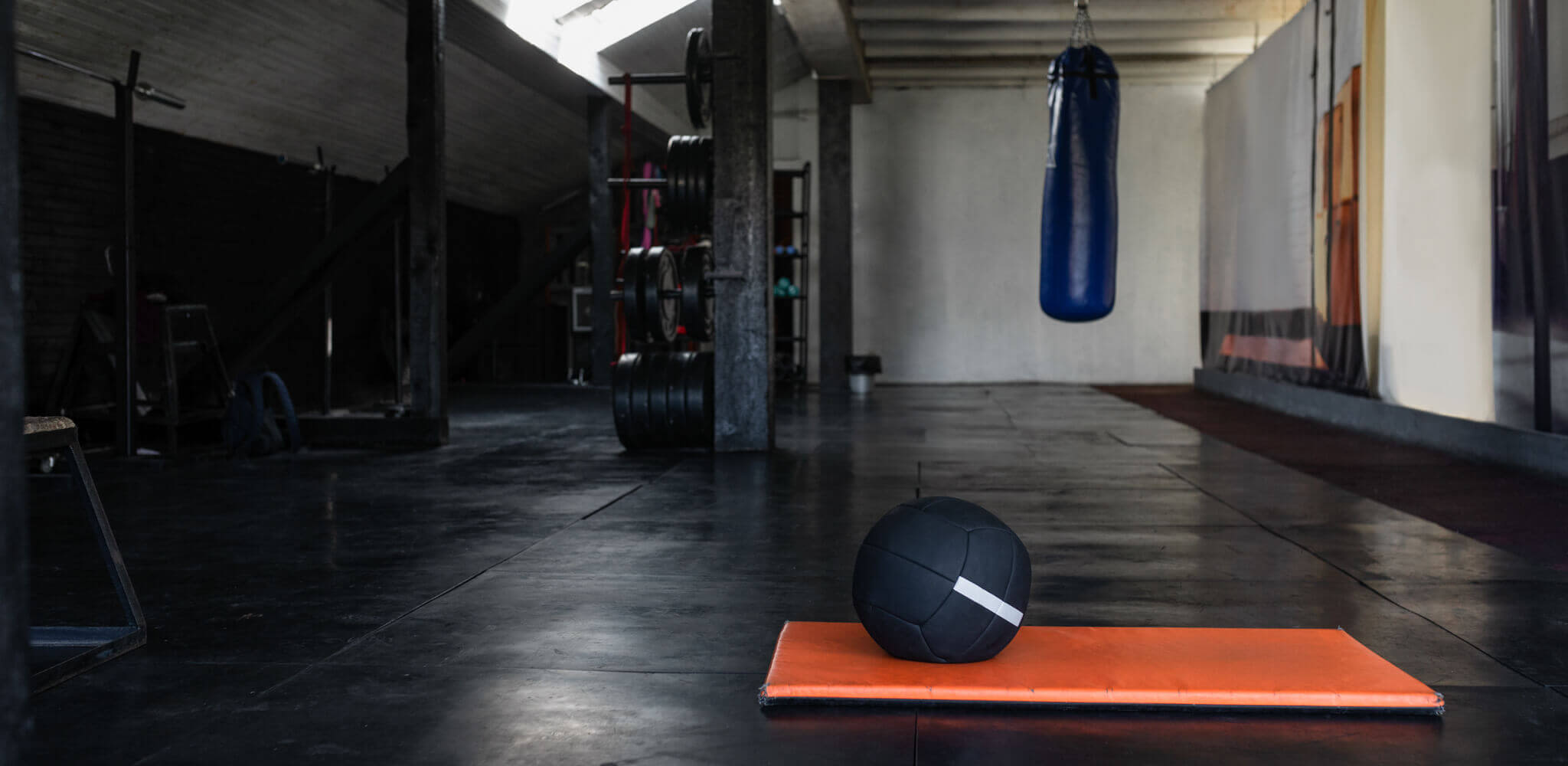 Medicine ball no chão da academia vazia.