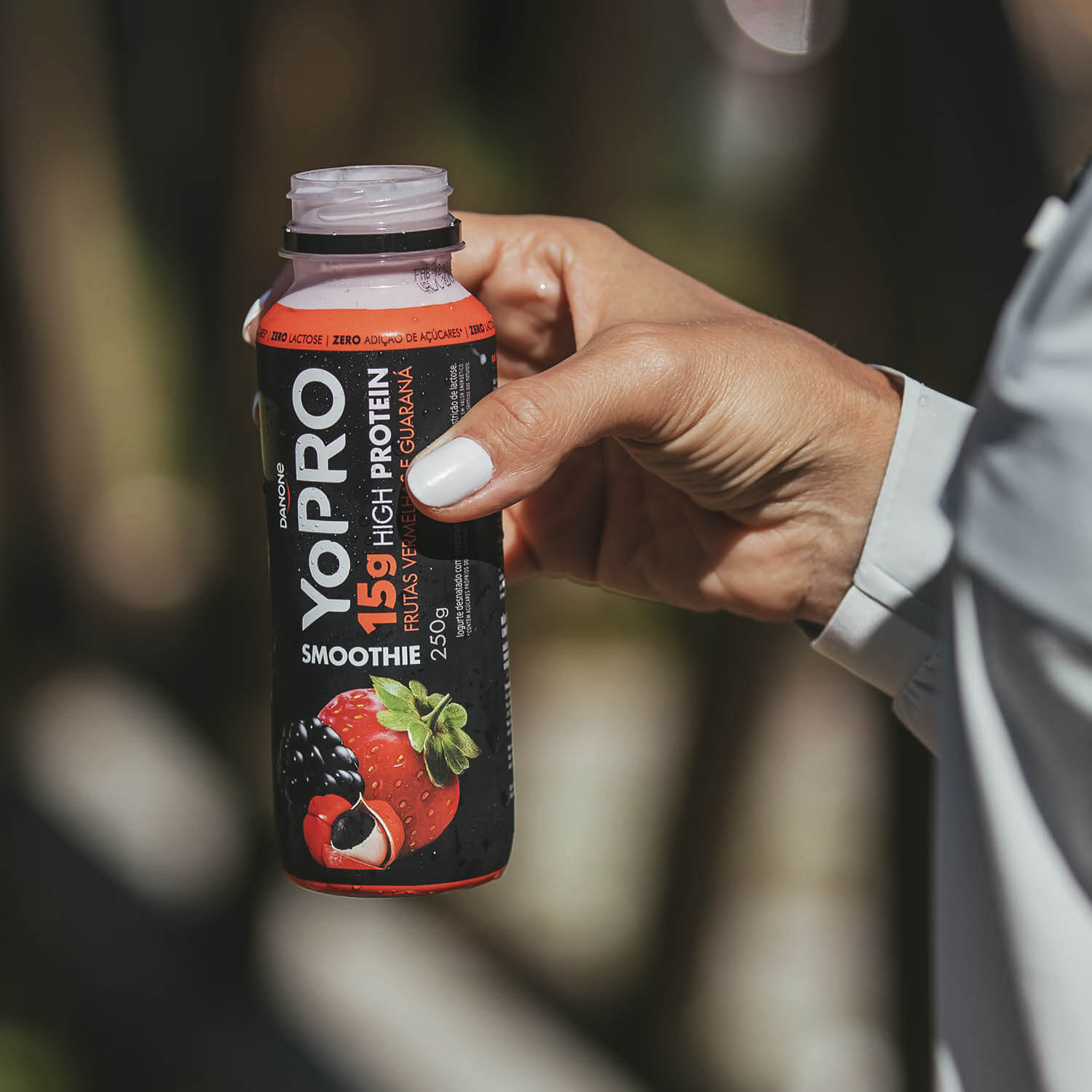 Mulher segura garrafa de Smoothie YoPRO