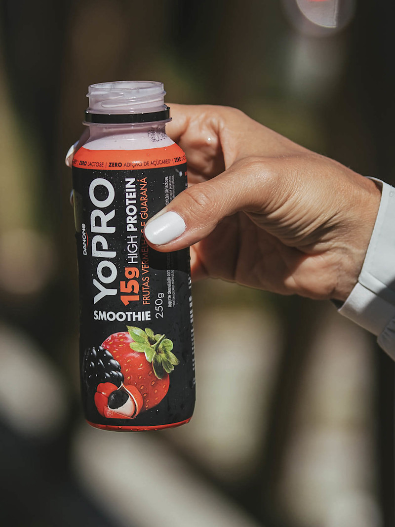 Mulher segura garrafa de Smoothie YoPRO