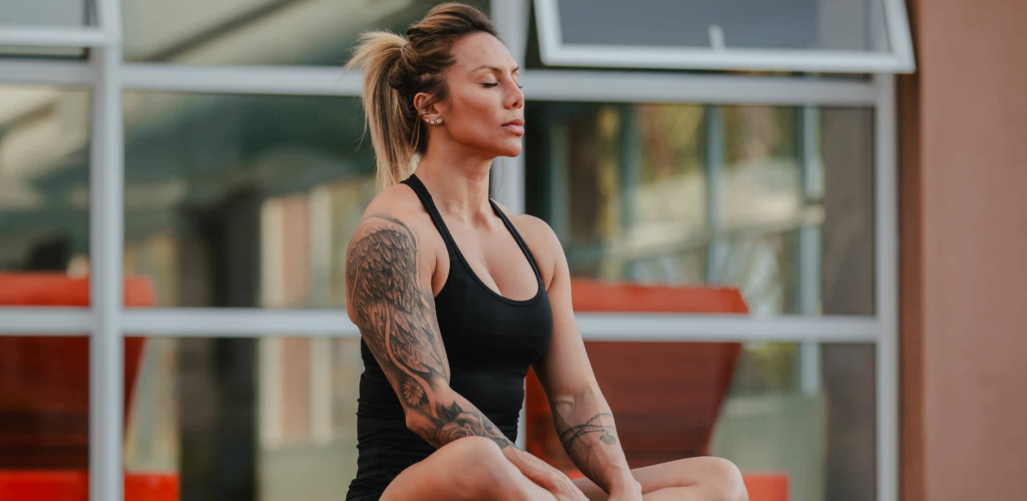 Mulher concentrada em aula de ioga