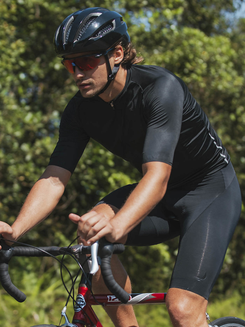 Homem pedala em meio à natureza