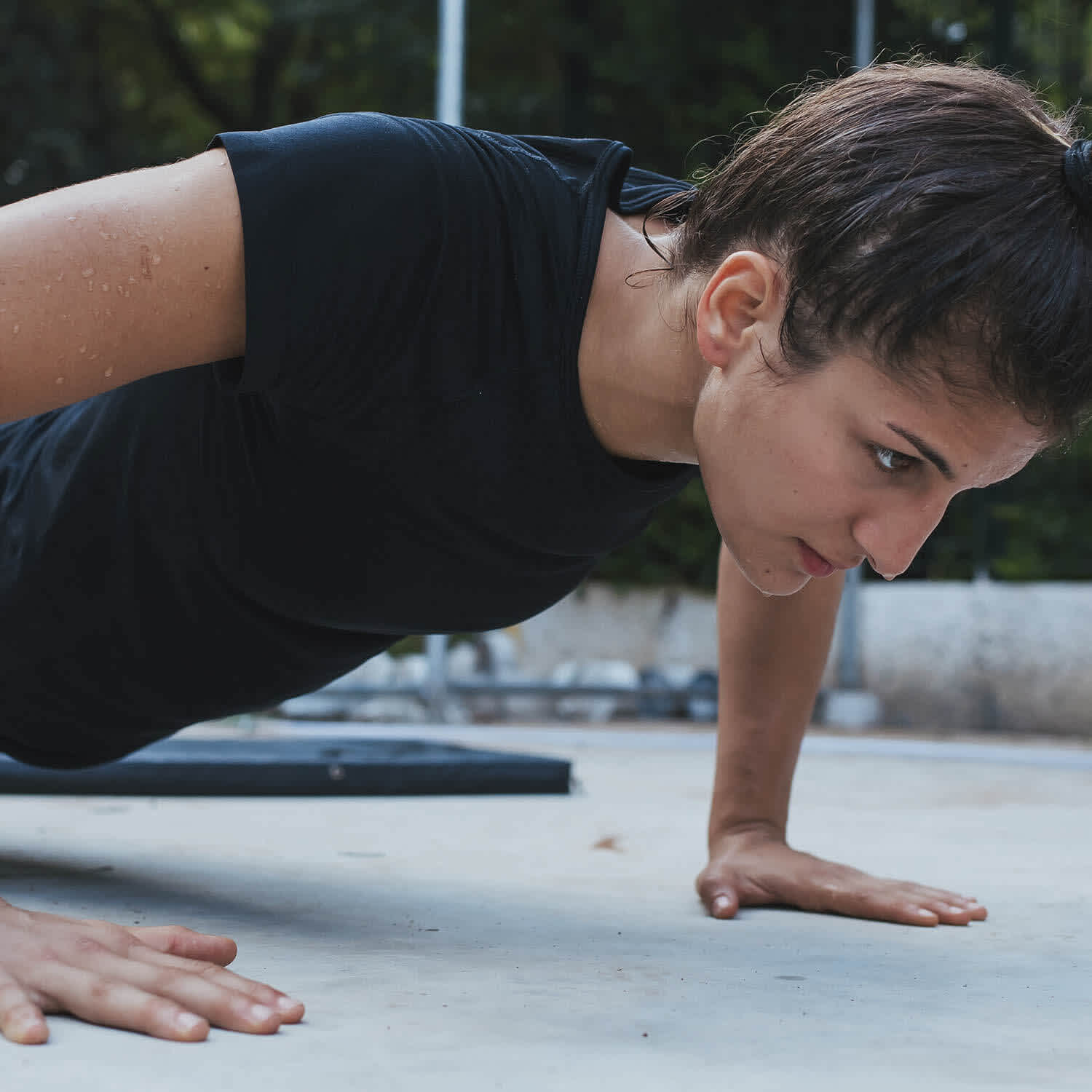 Mulher faz exercício de flexão