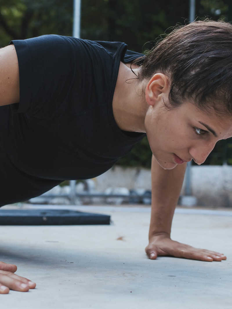 Mulher faz exercício de flexão